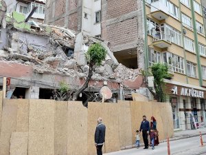 Kentsel dönüşüm çalışmasında yan binanın duvarı zarar gördü