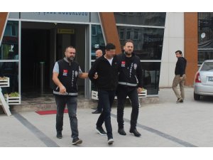 Alkol aldıkları arkadaşını öldüren şahıslar, cesedi taşırken yakalandı