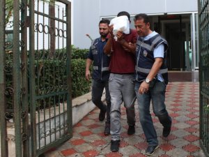 Durakta otobüs bekleyen kişinin cebinden parasını çalan hırsız yakalandı