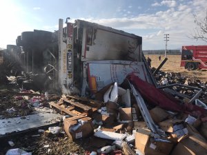 Akşehir'de şarampole yuvarlanan tır alev aldı