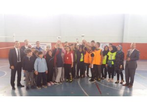 Futbol ve voleybol turnuvasında dereceye giren takımlar ödüllendirildi