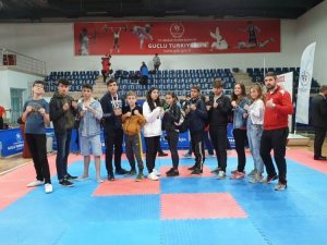 Kick Boks’ta Pazaryeri’ne iki madalya
