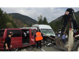 Kütahya Domaniç’te 2 minibüs çarpıştı: 1 ölü, 15 yaralı...(1)