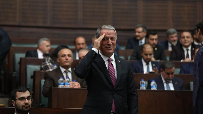 Sloganlarla karşılandı... Bakan Akar'dan gençlere asker selamı!