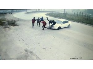 Düzce’de kontrolden çıkan otomobil öğrencilerin arasına daldı