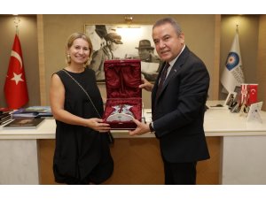 Antalya’ya gelen 20 milyon turist kişi başı 650 litre su tüketip 2,5 kilo atık bırakıyor