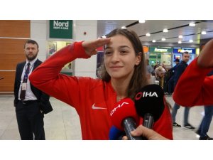 Dünya ikincisi boksör Buse Naz Çakıroğlu’ndan havalimanında asker selamı