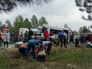 Minibüsler kafa kafaya çarpıştı: 1 ölü, 15 yaralı