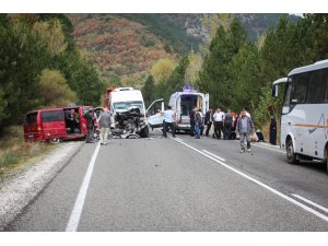 GÜNCELLEME - Kütahya'da iki minibüs çarpıştı: 1 ölü, 15 yaralı