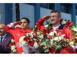 Dünya Şampiyonu Busenaz Sürmeneli mehteranla karşılandı