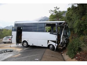 Antalya'da trafik kazası: 3 yaralı