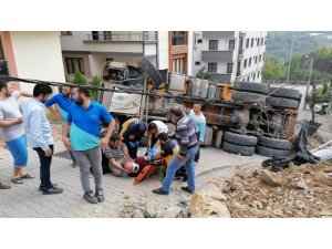 Hafriyat yüklü kamyon devrildi: 1 yaralı