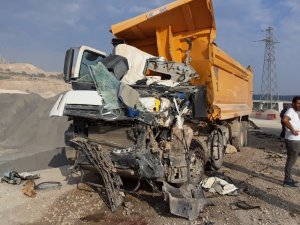 Kamyon ve tır kafa kafaya çarpıştı: 1 ölü, 1 yaralı