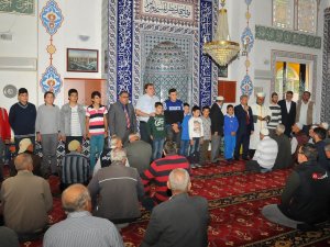 Camiye giderek namaza başlayan çocukları belediye ödüllendirdi