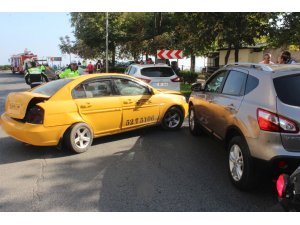 Sürücüsü polisten kaçan taksi, üç otomobile çarptı: 3 yaralı