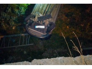 Köpekten kaçan otomobil duvardan aşağıya düştü: 2 yaralı