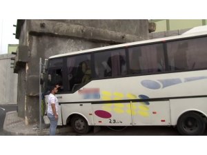 Başakşehir’de servis aracı kontrolden çıkarak trafoya çarptı. Servis şoförü araçta sıkıştı, olay yerine polis, itfaiye ve sağlık ekipleri yönlendirildi.
