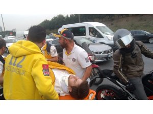 Emniyet şeridindeki otomobile motosiklet çarptı: 1 yaralı