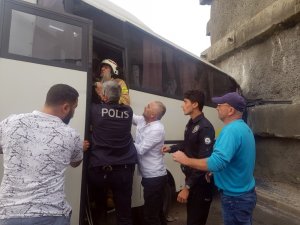 Başakşehir’de servis aracı duvara çarptı: 8 yaralı