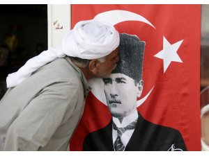 Mustafa Kemal dede sınırda torunlarına vatan sevgisi aşılıyor