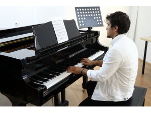 Sokağa terk edilse de "parmakları"yla başarıya koştu