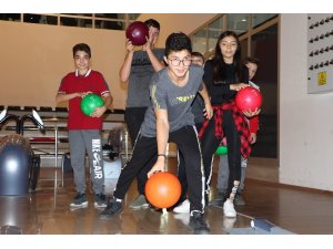 Hayalleri gerçek oldu, hayatlarında ilk defa bowling oynadılar