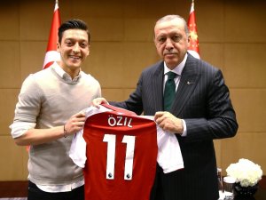 Mesut Özil: "Kiminle fotoğraf çektireceğime karar vermekte özgürüm"
