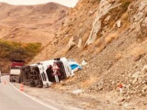 İnşaat malzemesi yüklü tır devrildi