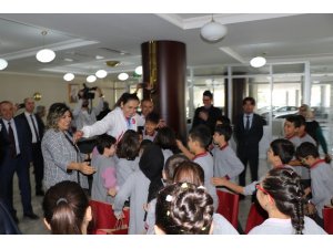 Çocuklardan milli boksör Elif Güneri’ye tebrik sarılması