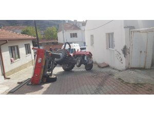 Kontrolden çıkan traktör devrildi; 2 yaralı