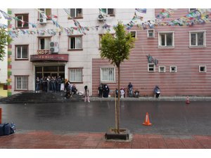 Yağmura rağmen evlat nöbetini sürdürdüler