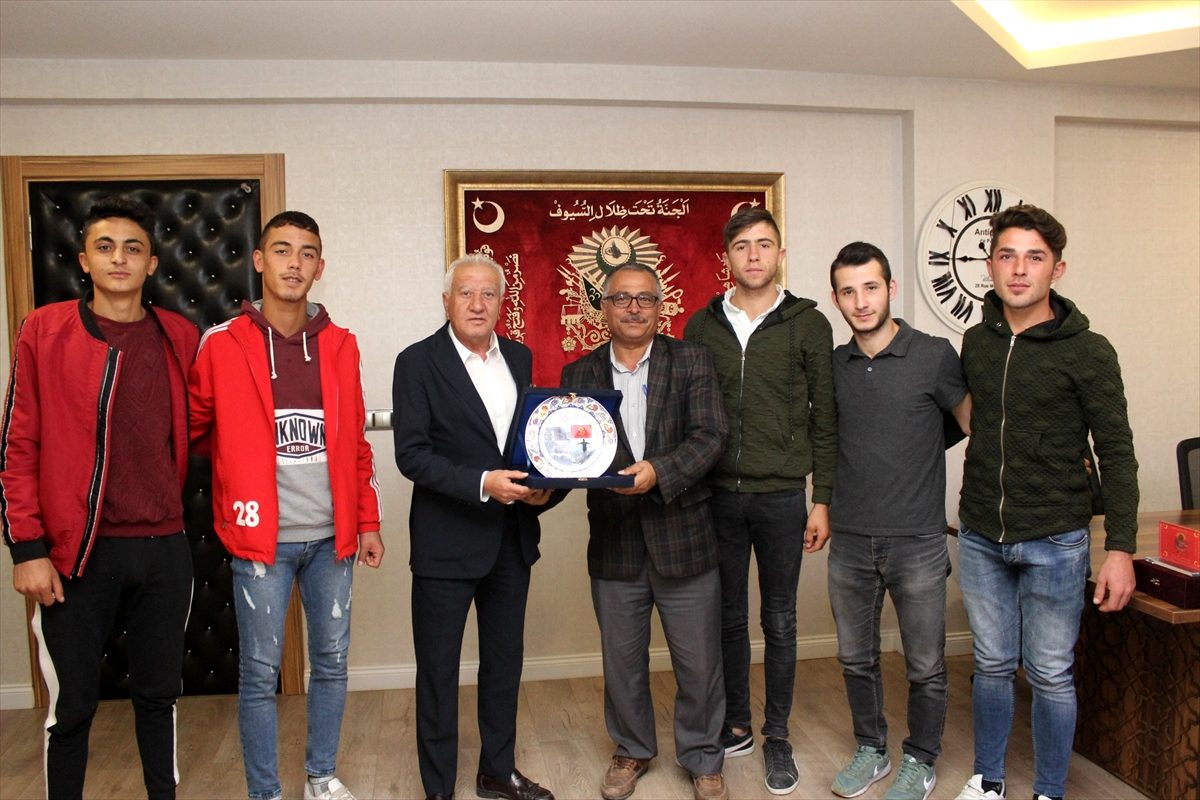 Gezlevi Sporlu voleybolcular Başkan Saygı'yı ziyaret etti