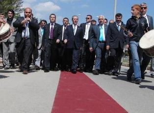 Şener'e 1,5 km kırmızı halı