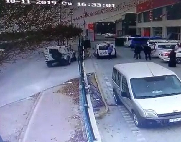 Trafikte tartıştığı gençlerin elektrikli bisikletini ciple ezdi