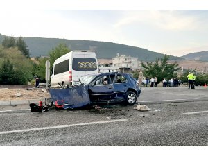 Okul servisi ile otomobil çarpıştı: 1 bebek öldü, 16 kişi yaralandı