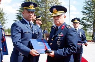 Pilot teğmenlerin mezuniyet töreni