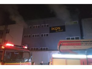 İnegöl’de mobilya fabrikasında çıkan yangını bekçiler fark etti