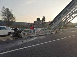 Arazi aracının çarptığı ışıklı tabela yolu trafiğe kapattı