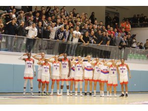 Kadın basketbolculardan Mehmetçiğe selam