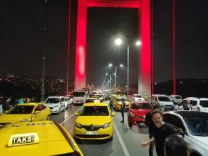 Köprüdeki silahlı şahıs polis ekiplerine teslim oldu