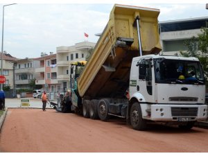 Osmangazi’de cadde ve sokaklar asfaltlanıyor