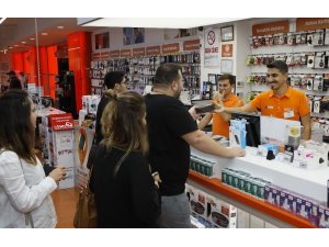 Yeni iPhone modellerinin ilk satışı gece başladı