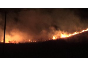 Atlama kuleleri arkasında korkutan yangın