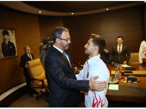 Bakan Kasapoğlu, milli cimnastikçileri ağırladı