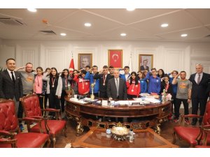 Kick boksçular kupa sevincini Başkan Demirtaş’la paylaştılar