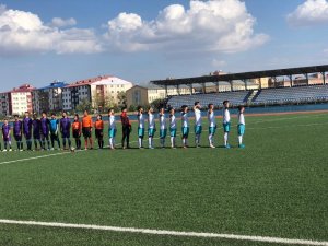 Kars’ta dostluk maçında Mehmetçiğe selam gönderdiler