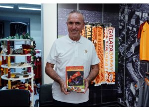 Galatasaray efsanesi Zoran Simoviç, imza gününde taraftarlarla buluştu