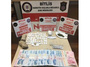 Uyuşturucuyu aracın farlarına sakladılar