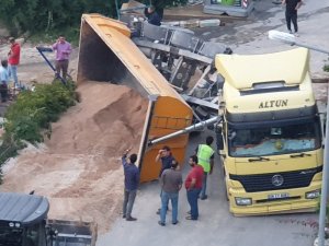 Kuşadası’nda kum taşıyan damperli tır devrildi