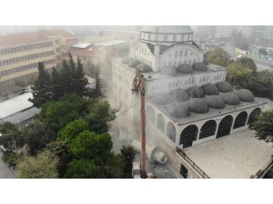 Avcılar’daki caminin ikiz minaresinin yıkım işlemleri tamamlandı